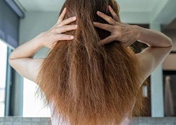 Tóc rễ tre cứng và khô