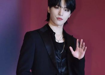 Dino (Seventeen) lạnh lùng, cuốn hút với kiểu tóc Comma Mullet