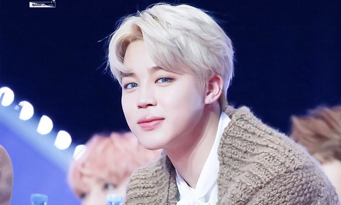 Jimin (BTS) bảnh bao với kiểu tóc Comma Hair rẽ ngôi 