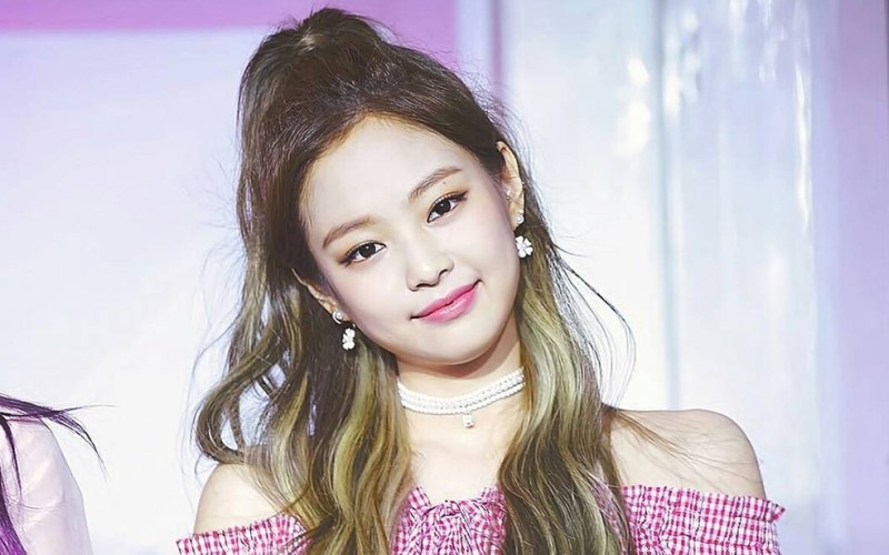 Jennie (Blackpink) xinh xắn, đáng yêu trong kiểu tóc đuôi ngựa, nửa đầu