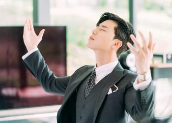 Kiểu tóc dấu phẩy khiến nam diễn viên gây ấn tượng với khán giả